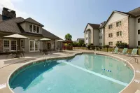 Homewood Suites by Hilton Syracuse - Liverpool - Parkplatz