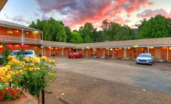 Barrass's John Bright Motor Inn