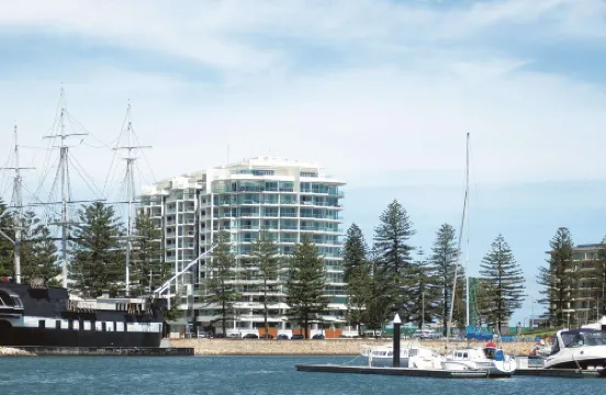 格雷爾自由塔盛橡套房飯店