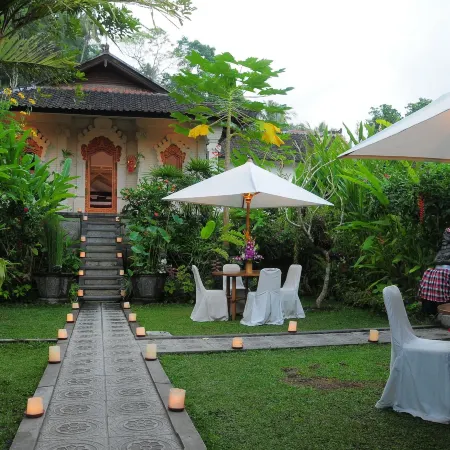 Tirta Ayu Hotel and Restaurant Отели рядом с достопримечательностью «Храм Лемпуянг»