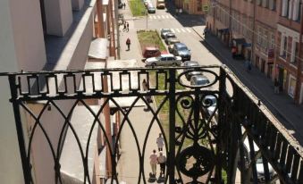 a street scene from above , with people walking and cars parked on the side of the road at Alexander Hotel