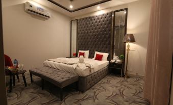Cuzzy Inn Hotel