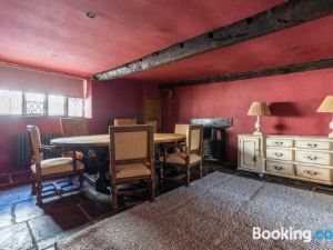 Remarkable 4-Bed Cottage in Cearleon