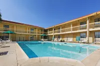Super 8 by Wyndham Eagle Pass - Kolam Atas Bumbung