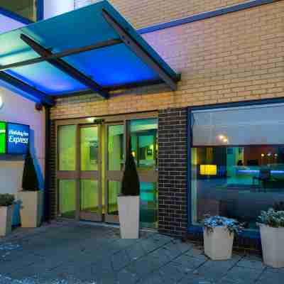 Holiday Inn Express Swindon West Hotel Exterior