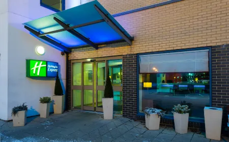Holiday Inn Express Swindon West Отели рядом со станцией Swindon Railway Station