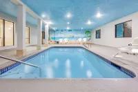 Super 8 by Wyndham League City/Kemah Area - 주차장