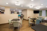 Clarion Pointe Downtown - Desayuno