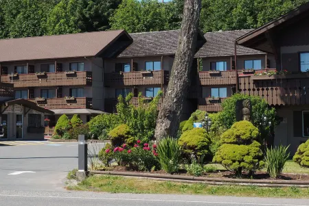 Ramada by Wyndham Campbell River Отели в г. Quathiaski Cove