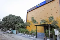 FabHotel Yellow Courtyard