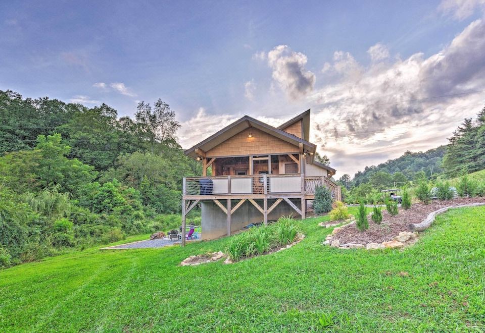 Sawyers Cabin w/ Hot Tub in Blue Ridge Mtns!