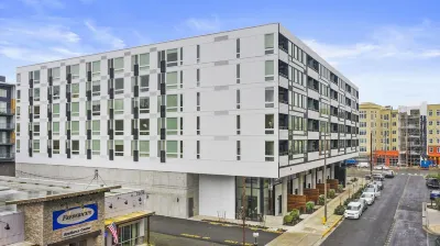 Open Loft in Redmond Core - 92 Walkscore! Hotels in Kirkland