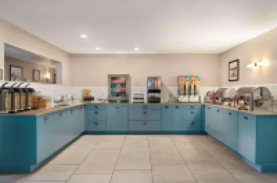 Country Inn & Suites by Radisson, Decorah, IA