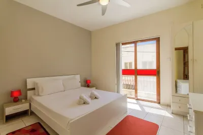 Well Located Townhouse & Courtyard Kalka - Happy Rentals