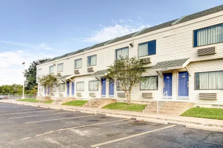 Days Inn by Wyndham Waco University Area