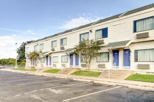 Days Inn by Wyndham Waco University Area