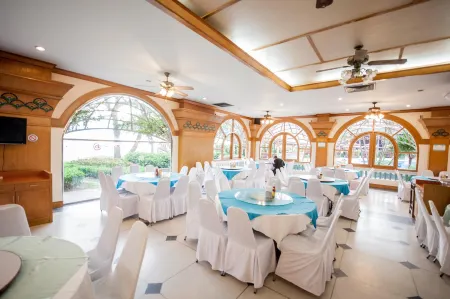 Haad Kaew Resort Отели рядом с достопримечательностью «Wat Bo Thong»