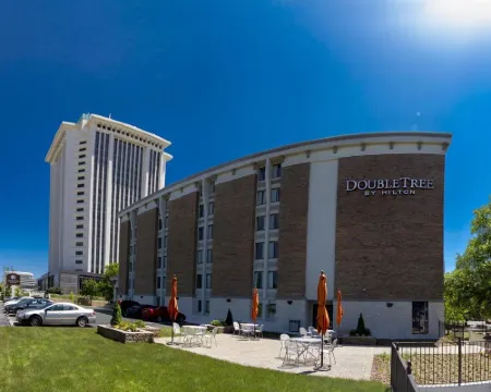 ダブルツリー バイ ヒルトン ホテル モンゴメリー ダウンタウン モントゴメリーのホテル