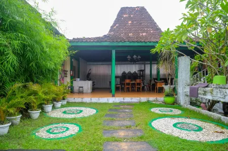 RedDoorz at Paris Ocean Отели в г. Purwosari