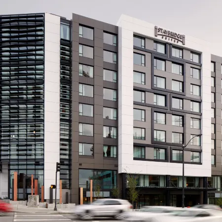 Staybridge Suites SEATTLE DOWNTOWN - LAKE UNION by IHG Отели рядом с достопримечательностью «Выставочный центр Seattle Center»