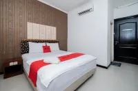 RedDoorz Near Bukit Darmo Golf Hotels in Sukomanunggal