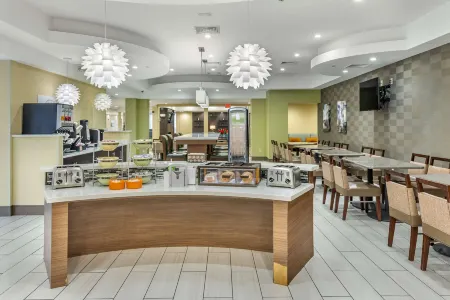 Best Western Plus New Englander Отели рядом с достопримечательностью «Публичная библиотека Вобурн»