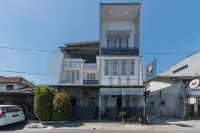 Wisma Brata 2 Mitra RedDoorz Hotel dekat Gereja Katolik St. Fransiskus Assisi Cibadak