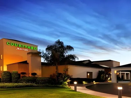 Courtyard Fresno Отели рядом со станцией Fresno Station