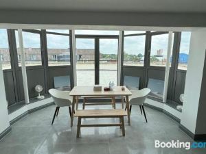 Luxurious 3 Bedroom Penthouse in City Centre - Sleeps 8!