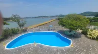 Sacheon Bito Island Marine Blue Pension - مسبح