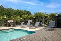 Spark by Hilton Savannah Airport - Swimmingpools