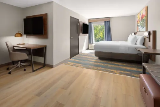 La Quinta Inn & Suites by Wyndham Memphis I-240 Hotels near Memphis International Airport