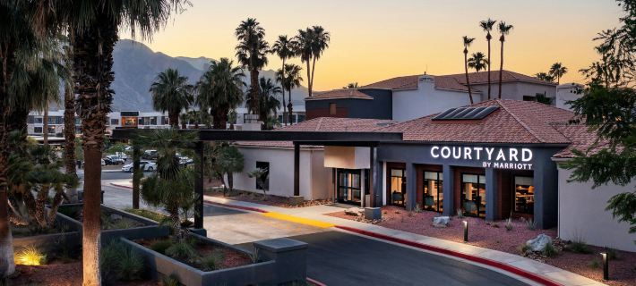 Courtyard Palm Springs Отели в г. Риверсайд