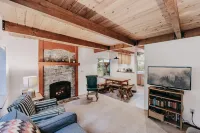 Mt. Baker Lodging - Cabin #67 - Private 2-Story Cabin with a Private Hot Tub! Hotels in Maple Falls