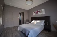 Luxury riverside cotage in a listed medieval village. Hotels in Sainte-Eulalie-d'Olt