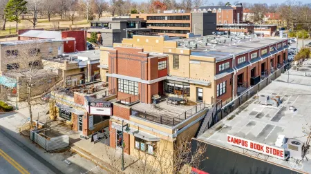 Dickson St. Hideaway Отели рядом с достопримечательностью «Арканзас Эр энд Милитари Музеум»