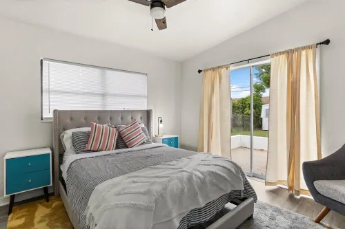 Beautiful home with heated pool, minutes away from Siesta key beach