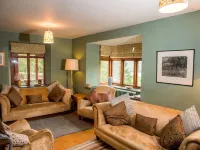 Detatched, Cosy Cottage With Mountain Views - Parking, Sleeps 8, Pet-friendly