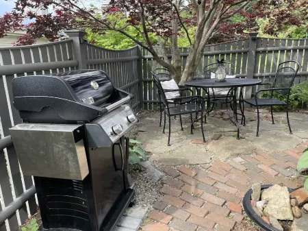 Historic home with modern amenities in the heart of town, walk everywhere! Отели в г. Марблхед