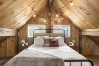 Charming Poconos Cabin, 2BR w/ Game Room! Pet Friendly