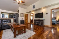 JACUZZI SUITE 2 Queen Beds Private and Romantic! Hotels in Dubuque County