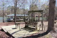 Family Lake Getaway/Fisherman's Paradise with private boat ramp