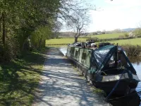 Lovely canal-side cottage, with parking & wi-fi