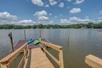 The Regatta-Waterfront Gem with Breathtaking Views & Guest House Hotels in South Point