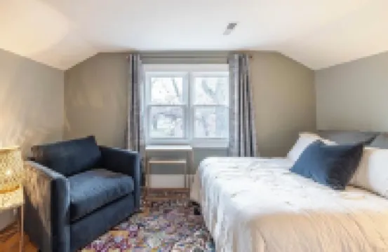 Charming Retro & Stylishly Updated Mid-Century Apartment Retreat Near Downtown