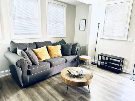 Charming Mountain View Retreat. Cozy place within walking distance to downtown.