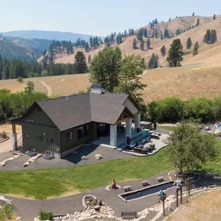 Newly built cabin with private 2 acres, pool & hot tub