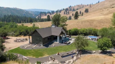 Newly built cabin with private 2 acres, pool & hot tub Shafer Butte Lookout US 366, ID 32 주변 호텔