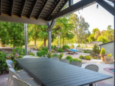 4,500 sq-ft retreat with a pool and hot tub in the middle of wine country! Hoteles en Templeton