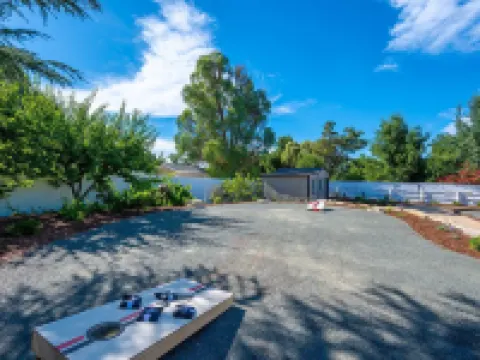 4,500 sq-ft retreat with a pool and hot tub in the middle of wine country! Hoteles en Templeton